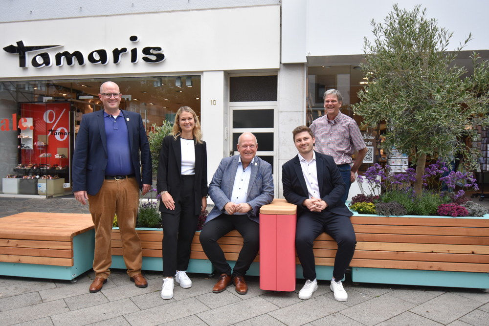 Foto: WIN.DN V.l.n.r.: Ben Savelsberg, Laura Göttgens, Bürgermeister Frank Peter Ullrich, Manuel Keischgens und Uwe Gunkel _