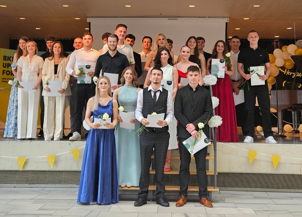 Die ersten Absolventinnen und Absolventen der Fachoberschule Polizei feiern ihren Abschluss. Foto: Kreispolizeibehörde Düren