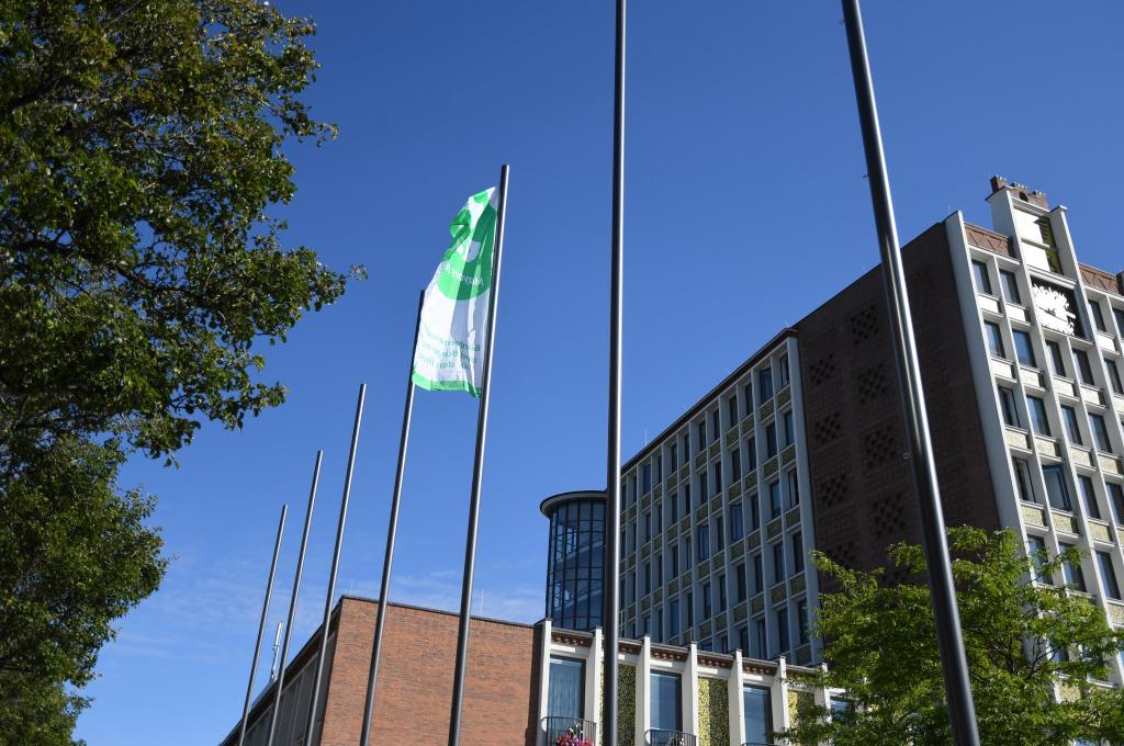 Auch heute, am 8. Juli, weht die Aktions-Flagge „Mayors for Peace“ wieder vor dem Dürener Rathaus. 