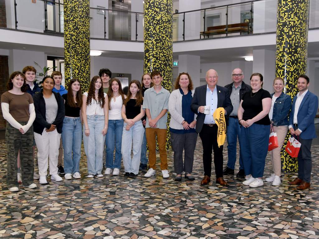 Bürgermeister Frank Peter Ullrich empfing Schülerinnen und Schüler der Mount Lebanon High School aus Pittsburgh in den USA, die aktuell zwei Wochen zu Besuch am Stiftischen Gymnasium in Düren sind.