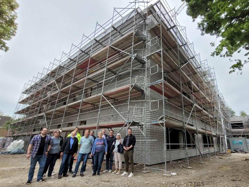 Zusammen mit Mitarbeitern des Amtes für Gebäudemanagement der Stadt Düren haben sich Vertreterinnen und Vertreter des Bezirksausschusses Mariaweiler vor Ort über die Arbeiten am Ersatzneubau an der Anne-Frank-Gesamtschule informiert.