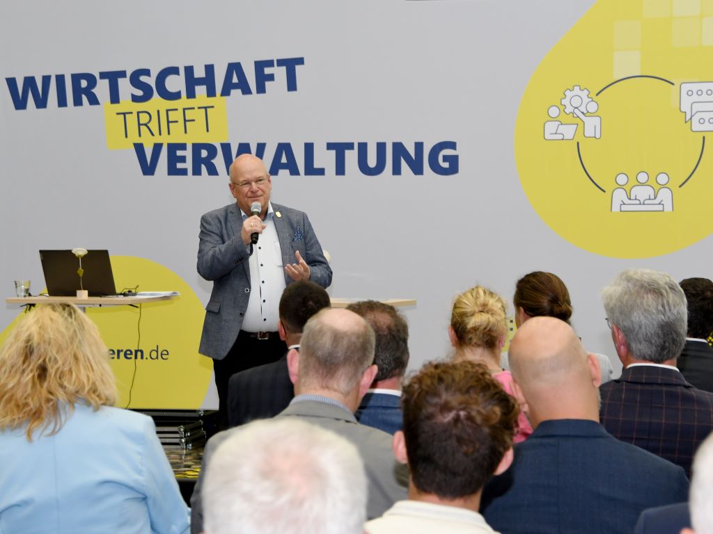 Bürgermeister Frank Peter Ullrich begrüßte über 60 Vertreterinnen und Vertreter Dürener Unternehmen zur Auftaktveranstaltung der Gesprächsreihe „Wirtschaft trifft Verwaltung“ im Foyer des Rathauses.