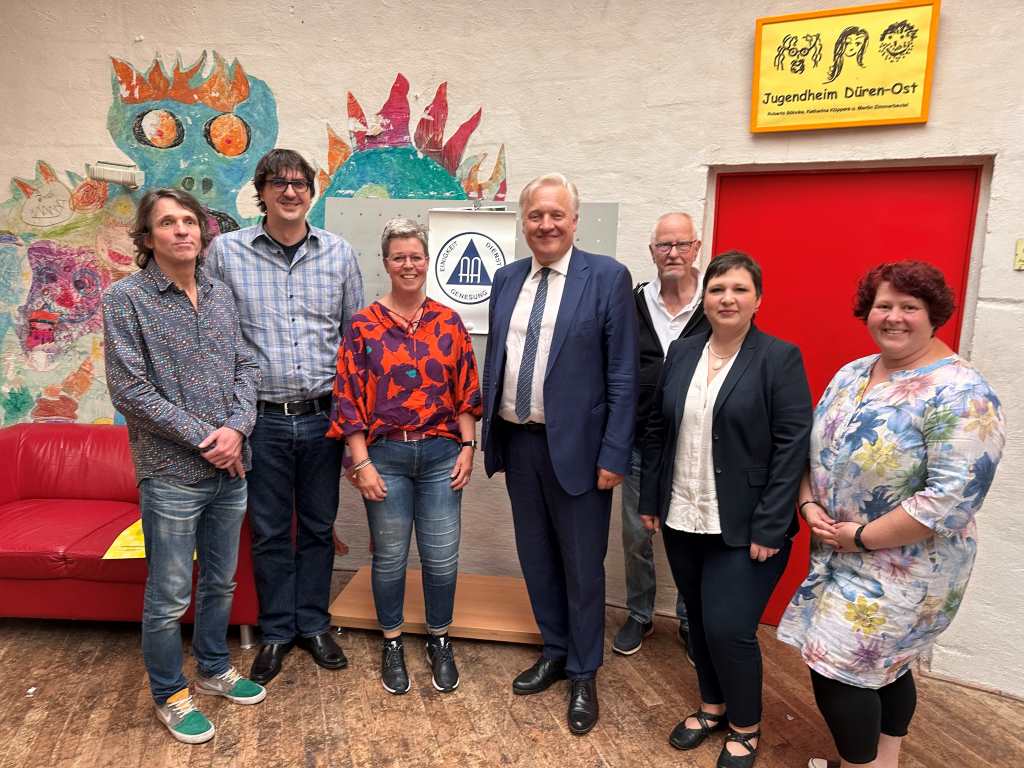 Beim Jubiläum der Selbsthilfegruppe der Anonymen Alkoholiker Düren-Jülich zeigten ihre Unterstützung: Andreas Schön (Drobs), Michael Dröge (Der Paritätische), Claudia Jansen (Gesundheitsamt), Landrat Wolfgang Spelthahn (Schirmherr), Dieter M. (AA-Düren) sowie Gabriela Cvetanovska und Jusy Piontek (beide LVR/v.l.). Foto: AA