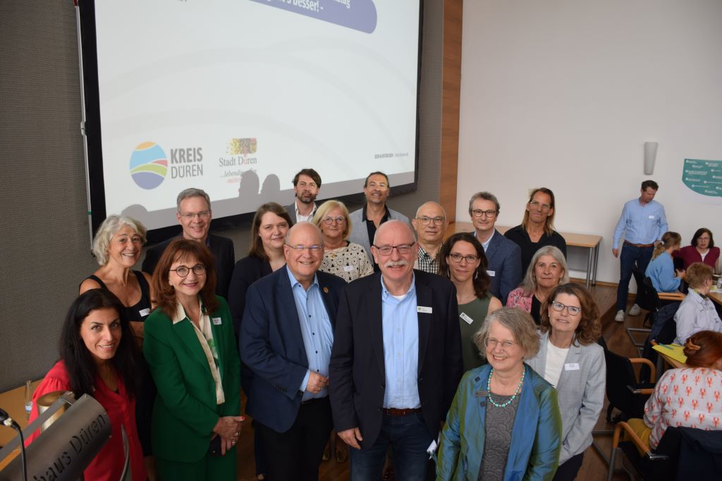 Gemeinsam und im Team geht es besser, da sind sich die Verantwortlichen rund um den Fachtag zur offenen Ganztagsschule sicher: (Vorne v.l.) Leyla Dastmalchi (Kreis Düren), Kreis-Dezernentin Elke Ricken-Melchert, Bürgermeister Frank Peter Ullrich, Allgemeiner Vertreter Kreis Düren Peter Kaptain, Kreis-Dezernentin Sybille Haußmann, (2. Reihe, v.l.) Karin Kleinen (Landschaftsverband Rheinland), Thomas König (Stadt Düren), Stefanie Heinrich (Sozialdienst katholischer Frauen), Kreis-Schulamtsleiterin Lucia Breuer, Kreis-Jugendamtsleiter Hubert Brüßeler, Anke Niederschulte (Kreis Düren), Beatrix Wollgarten (Schulaufsicht), Nicole Ullrich (Kreis Düren), (hinten, v.l.): Klaus Hollenbeck (Stadt Düren), Christopher Löhr, Dezernent der Stadt Düren, Christoph Lützenkirchen (Dezernent der Bezirksregierung Köln) und Moderator Frank Lohse. Foto: Kreis Düren