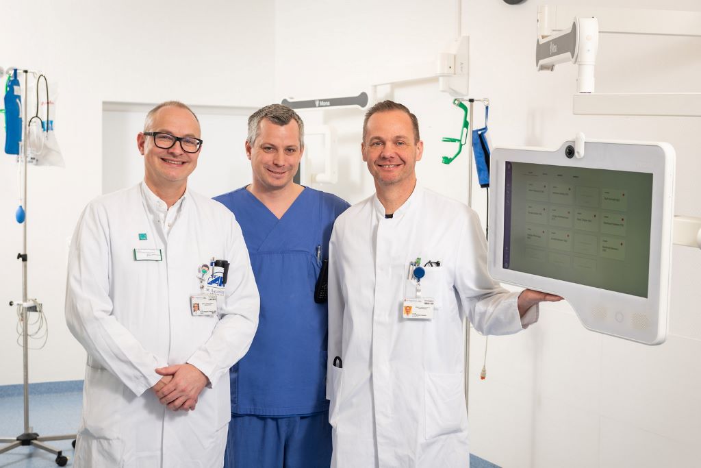 1 (© Kaya Erdem): Dr. med. Markus Huppertz-Thyssen MHBA, DESAIC (stellv. Ärztlicher Direktor und Chefarzt der Anästhesie und Intensivmedizin) und Oberarzt Tim Frohn begrüßen MP Hendrik Wüst und Prof. Marx bei der telemedizinischen Vorführung im St. Augustinus-Krankenhaus