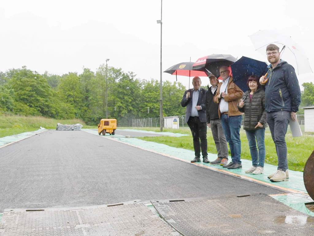 Die neue Schulsportanlage auf dem Sportplatz in Niederau ist kurz vor der Fertigstellung. Ende Mai können die Schülerinnen und Schüler dort die Bundesjugendspiele austragen.