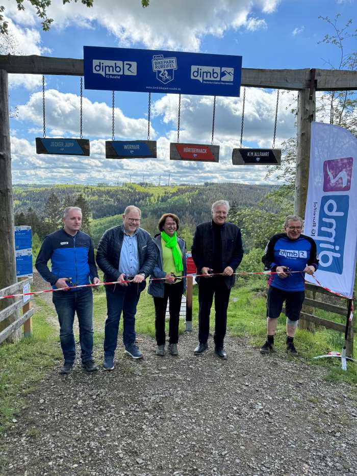DIMB-Vorstand Roland Albrecht, Bürgermeister Stephan Cranen, Anette Winkler (Wirtschaftsförderin Kreis Düren), Landrat Wolfgang Spelthahn und Arthur Knobloch (v.l.) von der IG Rureifel eröffnen offiziell den Mountainbikepark in Raffelsbrand, Hürtgenwald. Foto: Kreis Düren  