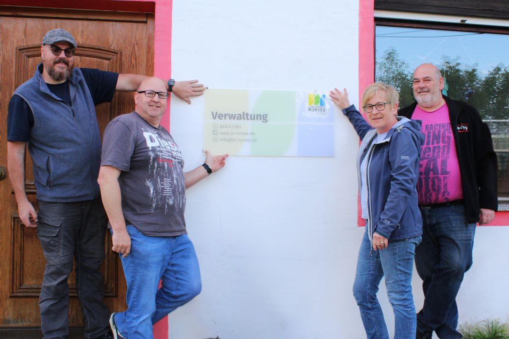 FOTO (Monika Hambach): v.l.n.r. Martin Koppermann (Kuratorium Jugendstätte Rursee), Karsten Hilgers (Kuratorium Jugendstätte Rursee), Monika Bergendahl (Geschäftsführung der DPSG – DV Aachen) und Frank Fürtsch (Kuratorium Jugendstätte Rursee) freuen sich über das neue Erscheinungsbild