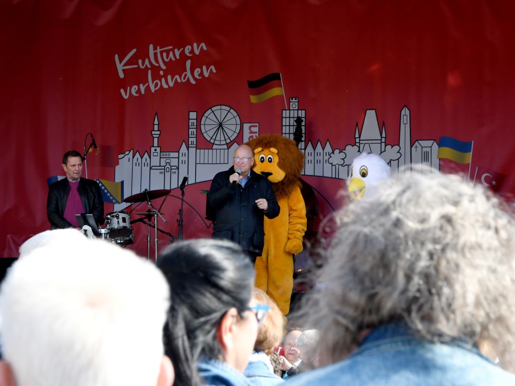 Zusammen mit den beiden Maskottchen der Stadt Düren und dem Vorsitzenden der Interessengemeinschaft Düren-City e.V., Ulf Minartz (l.), eröffnete Bürgermeister Frank Peter Ullrich das Stadtfest und die Partnerschaftsmeile auf dem Kaiserplatz. Auf der Bühne gab es zwei Tage lang ein abwechslungsreiches lokales und internationales Programm.