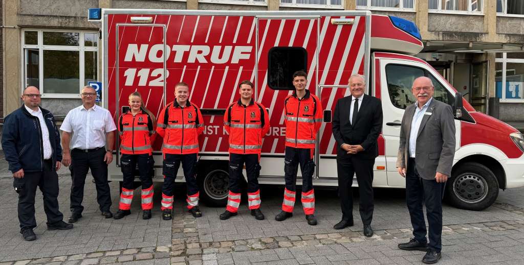 RDKD-Vorstand Peter Kaptain und Landrat Wolfgang Spelthahn begrüßen die neuen angehenden Notfallsanitäter Nils Rob Roschanski, Felix Hick, Silas Panke und Alina Weidenmüller. Michael Wimberger und Robert Engels (RDKD) freuen sich über die neuen Teammitglieder (v.r.). Foto: Kreis Düren