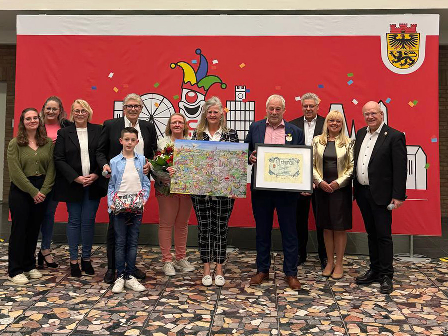 Im Dürener Rathaus haben Bürgermeister Frank Peter Ullrich (1.v.r.) und Wino Ulhas, Präsident des Festkomitee Dürener Karneval (5.v.l.) jetzt das Prinzenpaar der abgelaufenen Session, Dirk I. und Kirsten I., sowie Kinderprinz Fynn II. offiziell verabschiedet.