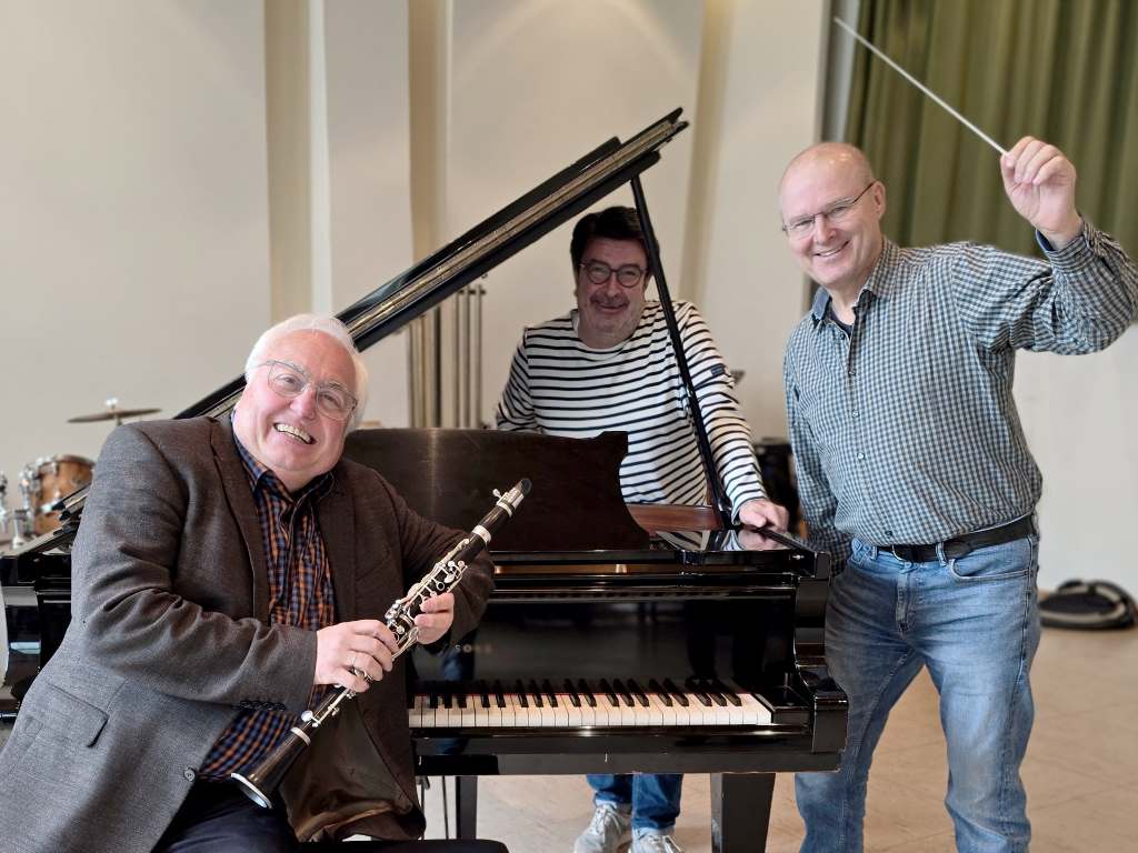 Foto: (v.l.n.r.) Renold Quade, Stefan Knodel (Partnerschaftsbeauftragter der Stadt Düren für Valenciennes) und Engelbert Wrobel freuen sich auf das deutsch-französische Freundschaftskonzert am 12. Mai 2025 im Theater Düren im Haus der Stadt.