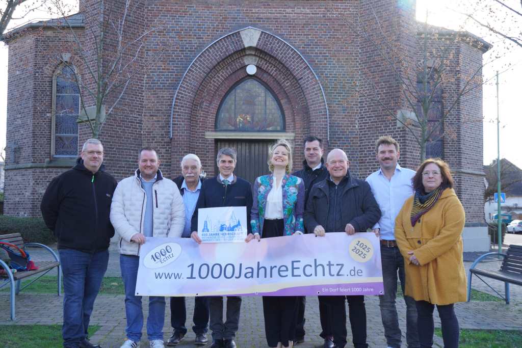 (Foto: Peter Geich) (v.l.n.r. Vorsitzender Echtzer Ortsvereine Armin Hoffman, Lars Leisten, Manfred Garding, Schirmherr Prinz & Prinzessin Albert-Henri de Merode, Ralf Freiberger, Schirmherr Bürgermeister Stadt Düren Frank Peter Ullrich, Bernd Steyer, Vorsitzende des Heimat- und Geschichtsverein Echtz-Konzendorf Anja Lettmayer-Lotz)