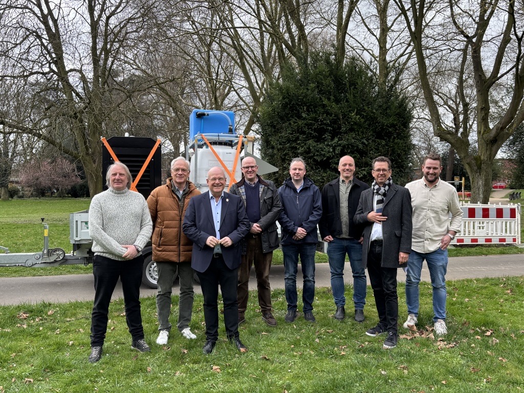 Gemeinsam mit Bürgermeister Frank Peter Ullrich besichtigten Vertreter der beteiligten Unternehmen den Fortschritt der Arbeiten im Willy-Brandt-Park.