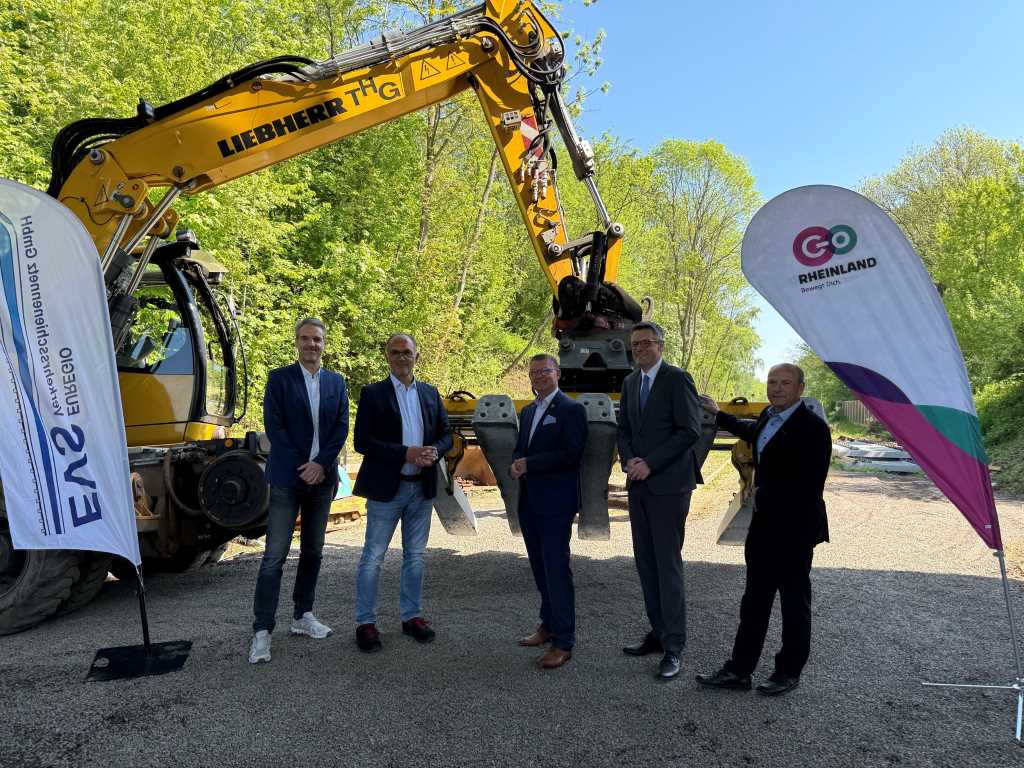 von links: Christian Dörkes, stv. Bereichsleiter SPNV-Infrastrukturförderung bei go.Rheinland, EVS-Geschäftsführer Thomas Fürpeil, Aldenhovens Bürgermeister Ralf Claßen, Städteregionsrat Tim Grüttemeier und Alfred Sonders, Bürgermeister von Alsdorf go.Rheinland GmbH