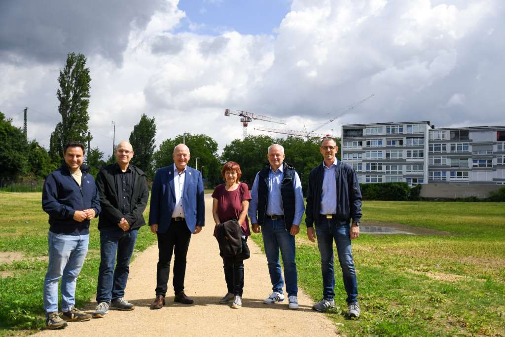 Foto: (v.l.n.r.) Sebastian Eich (Koordinator der Stadt Düren für das IQD), Technischer Beigeordneter Niels Christian Schaffert, Bürgermeister Frank Peter Ullrich, Kornelia Giesen (Amt für Tiefbau und Grünflächen), Manfred Berger (Leiter Amt für Tiefbau und Grünflächen) und Sascha von den Driesch (Amt für Gebäudemanagement).