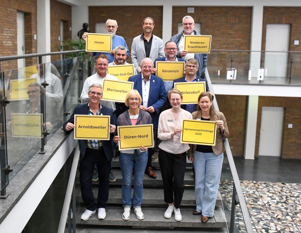 Bürgermeister Frank Peter Ullrich (Bildmitte) und Beigeordneter Christopher Löhr (hintere Reihe Mitte) freuen sich gemeinsam mit den Bezirksausschussvorsitzenden und Organisatorinnen auf die kommenden Seniorennachmittage.