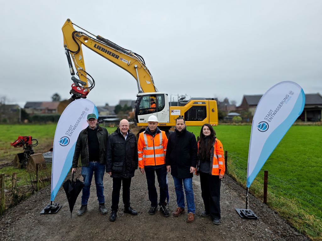 Zusammen mit dem Leiter der Stadtentwässerung Düren, Benjamin Savelsberg (l.), hat sich Bürgermeister Frank Peter Ullrich (2.v.l.) vor Ort ein Bild der Kanalarbeiten in der Dümpelgasse gemacht.