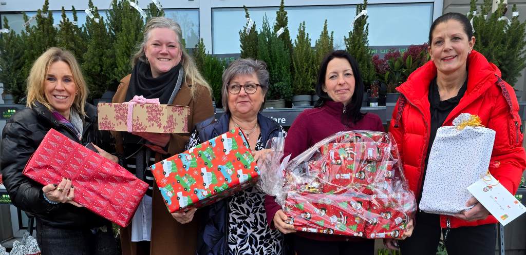 Auch in diesem Jahr finden dank der gemeinsamen Wunschbaumaktion des Edeka-Marktes „Mülln“ und des Jugendamtes der Stadt wieder zahlreiche Geschenke den Weg zu bedürftigen Familien in Düren. 