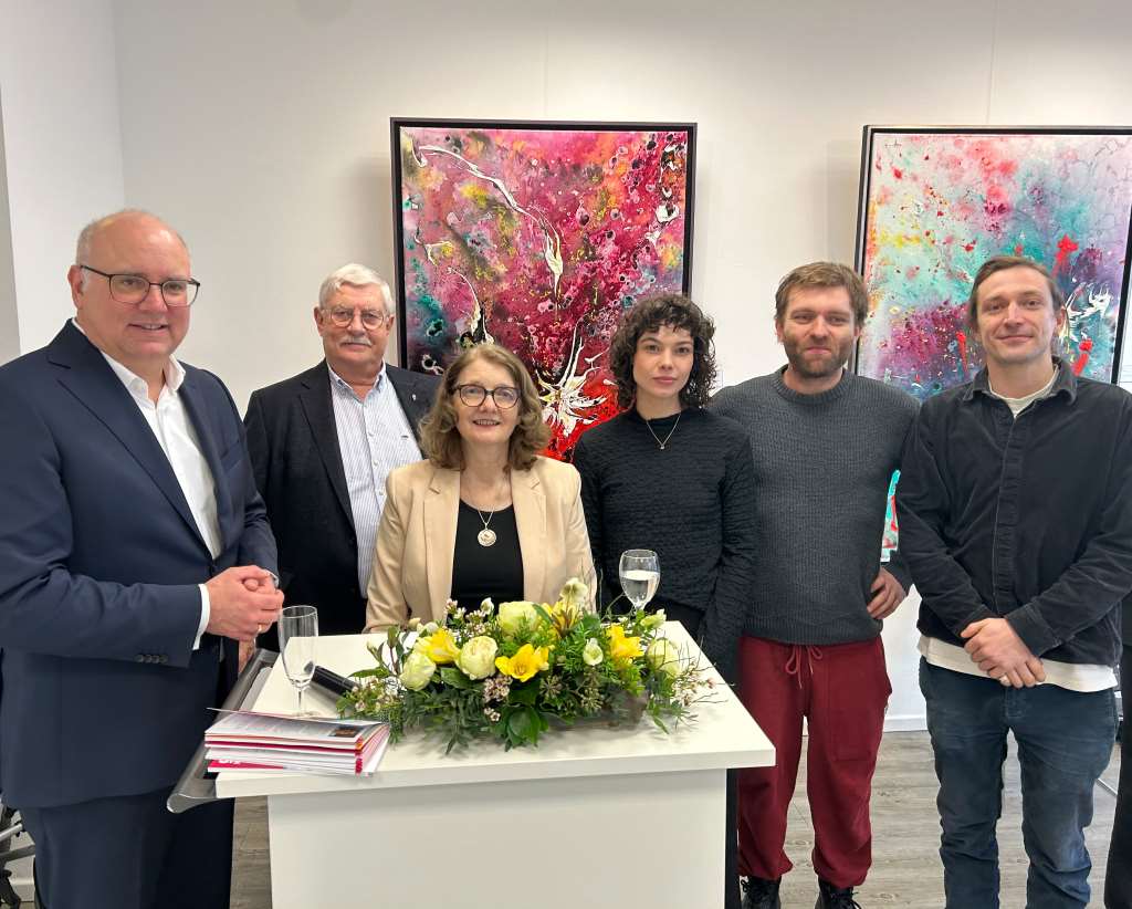 Heimbachs Bürgermeister Jochen Weiler,  Vorsitzender des Fördervereins der internationalen Kunstakademie Hermann Josef Weingartz und Akademieleiterin Luzia Schlösser mit der Künstlerin Katja Mölich und den beiden Künstlern Markus Marschmann und Oscar T. Wilson (v.l.)		 Foto: Kreis Düren