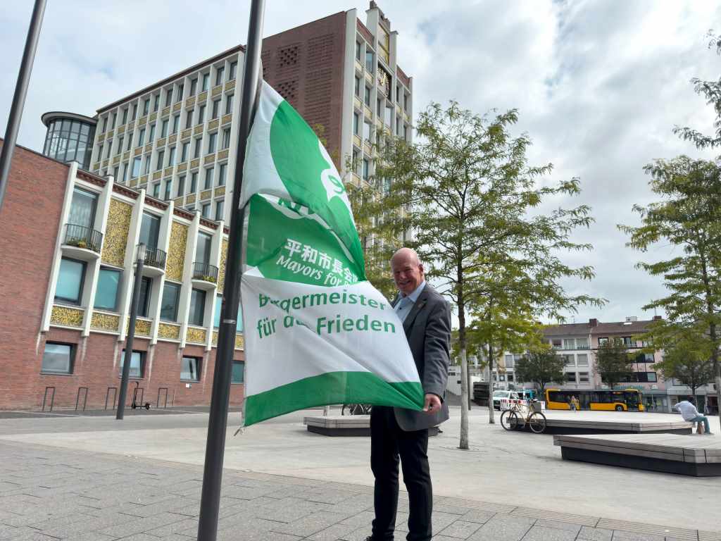 Bürgermeister Frank Peter Ullrich beim Hissen der Aktions-Flagge „Mayors for Peace“ am heutigen 8. Juli vor dem Dürener Rathaus. 