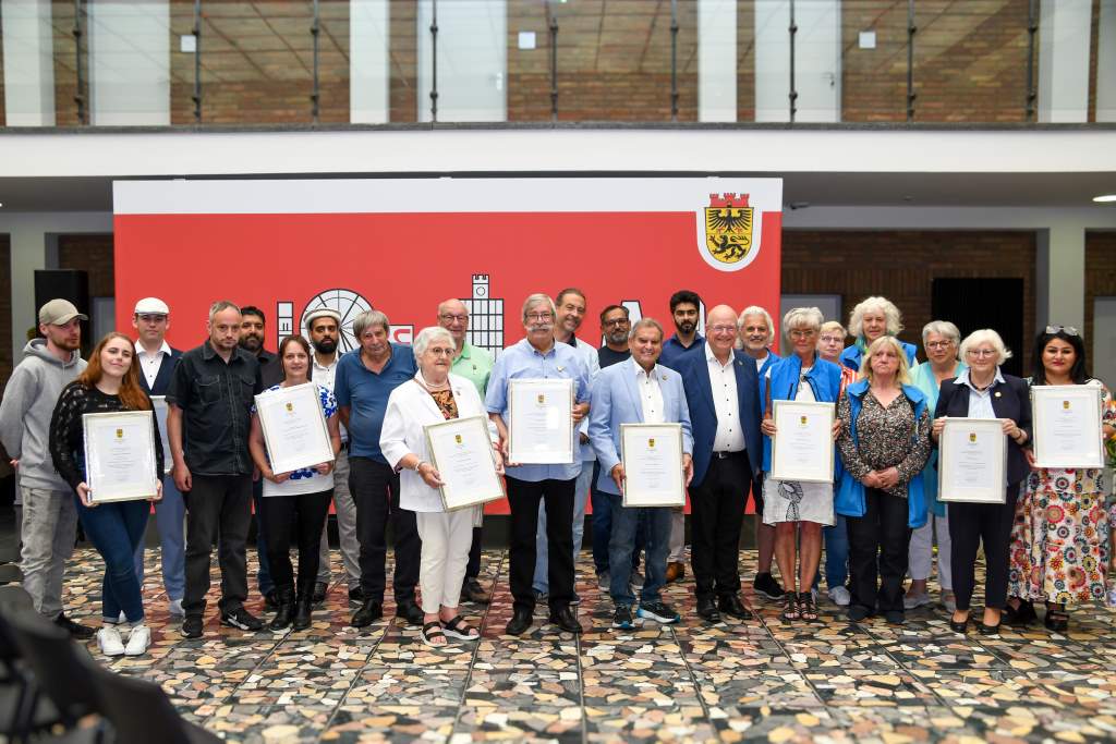 Bei einer kleinen Feierstunde im Rathaus hat die Stadt Düren jetzt den Ehrenamtspreis 2025 an insgesamt elf Einzelpersonen und drei Gruppen verliehen. 