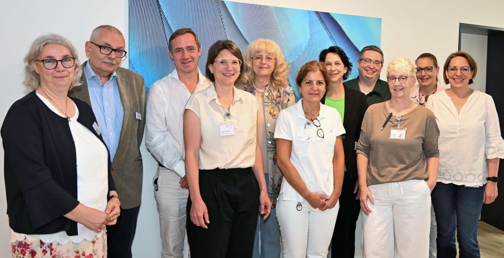 Foto (© T. Opgenorth) v.l.: Gabi Kalkbrenner (Kaufm. Direktorin St. Marien), Auditor Dr. med. Hans-Joachim Bücker-Nott, Dr. med. Axel Sauerwald (Chefarzt Frauenklinik St. Marien), Dr. med. Carolin Bruns (Oberärztin Brustzentrum St. Marien), Dr. med. Claudia Schumacher (Chefärztin Senologie St. Elisabeth), Pinar Kesmen (Breast Care Nurse St. Marien), Dr. med. Ruth Biwer (Oberärztin Brustzentrum St. Elisabeth), Jens-Jakob Geiermann (QMB Brustzentrum St. Elisabeth), Marita Fuß (Breast Care Nurse St. Marien), Viola Fronk-Salacki (Brustzentrum St. Marien) und Bettina Wegner (QMB Brustzentrum St. Marien)