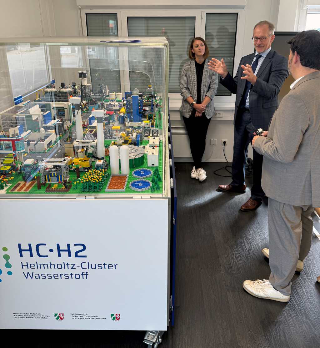 Dr. Susanne Spörler und Guido Jansen (Helmholtz-Cluster) zeigten Ferdinand Aßhoff, Beauftragter des Landes NRW (Mitte), anhand eines anschaulichen Lego-Modells die Anwendungsmöglichkeiten von Wasserstofftechnologien. Foto: Kreis Düren