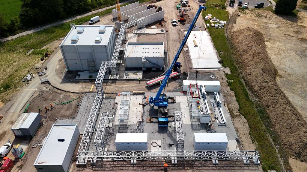 Die Elektrolyseure der Wasserstoff-Produktionsanlage sind im Brainergy Park angekommen. Foto: NEUMAN & ESSER
