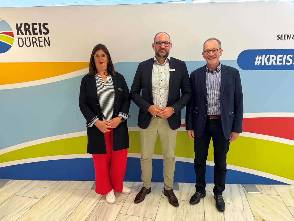 Christoph Pöhlmann (Mitte) ist neuer Amtsleiter für Kreisentwicklung und -planung, Wirtschaftsförderung und Tourismus. Ferdinand Aßhoff, Beauftragter des Landes Nordrhein-Westfalen, und die zuständige Dezernentin Susanne Dettlaff wünschen ihm viel Erfolg für die neue Aufgabe. Foto: Kreis Düren.