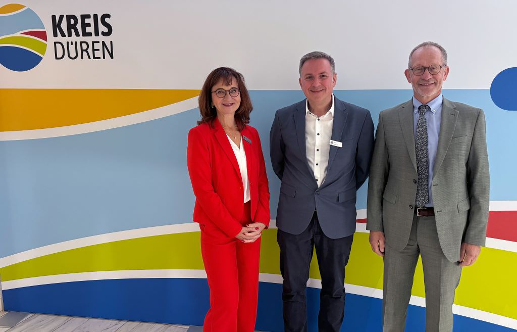 Ferdinand Aßhoff, Beauftragter des Landes Nordrhein-Westfalen, und die zuständige Dezernentin Elke Ricken-Melchert begrüßen Georg Becker (Mitte), neuer Leiter des Amtes für Kinder, Jugend und Familie. Foto: Kreis Düren