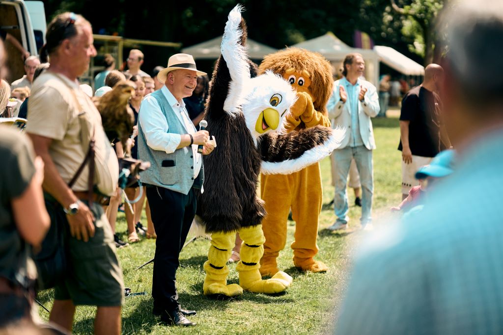 Ein echter Adler brachte den Namen für das neue Maskottchen der Stadt Düren: Aggi wird ab sofort Leo den Löwen bei dessen Auftritten fleißig unterstützen.