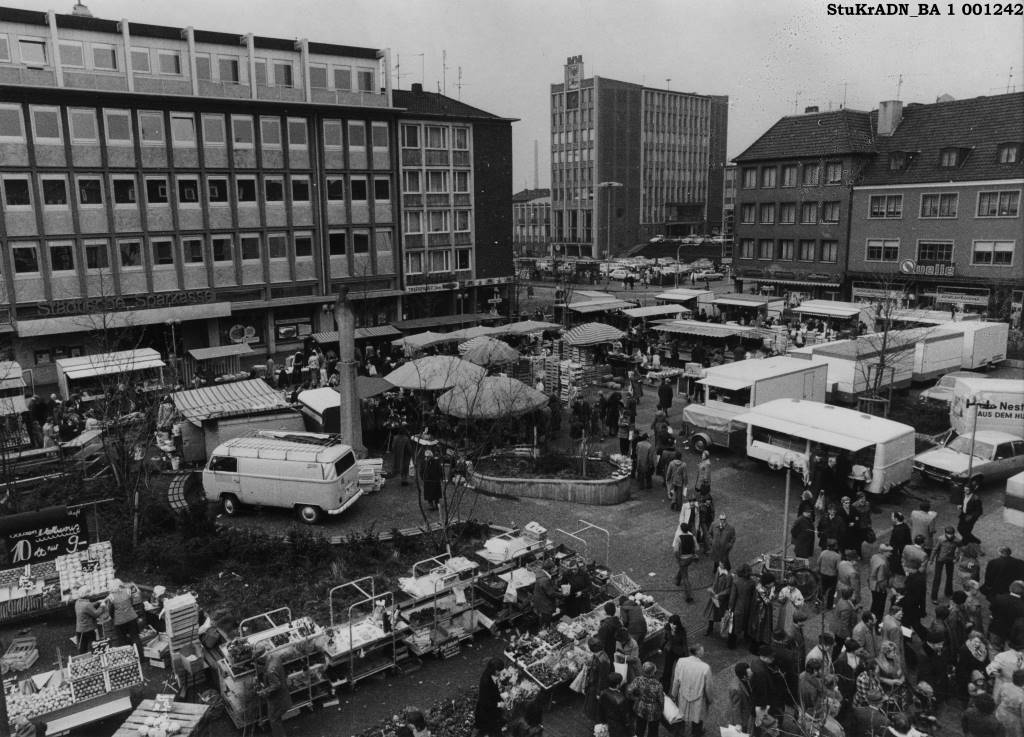 Der aktuelle Archivschatz des Stadt- und Kreisarchivs Düren befasst sich im Juni mit dem 700-jährigen Jubiläum des Dürener Wochenmarkts.