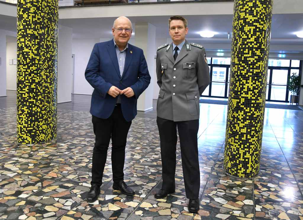Bürgermeister Frank Peter Ullrich (li.) mit dem neuen Vorsitzenden der Kreisgruppe Düren im Verband der Reservisten der Deutschen Bundeswehr (VdRBw) e.V. Michael Schopf.