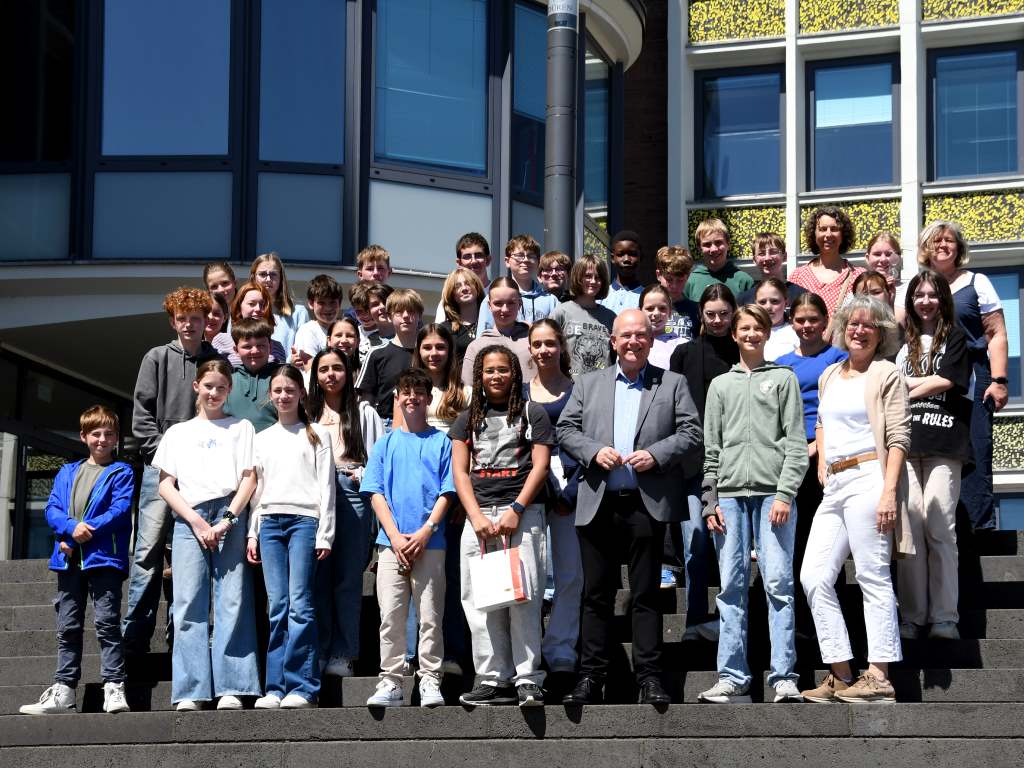 Schülerinnen und Schüler des „Institut Notre Dame des Anges“ in Saint-Amand-les-Eaux in Frankreich und ihre Austauschpartnerinnen und -partner vom Burgau-Gymnasium haben auf Einladung von Bürgermeister Frank Peter Ullrich das Dürener Rathaus besucht.
