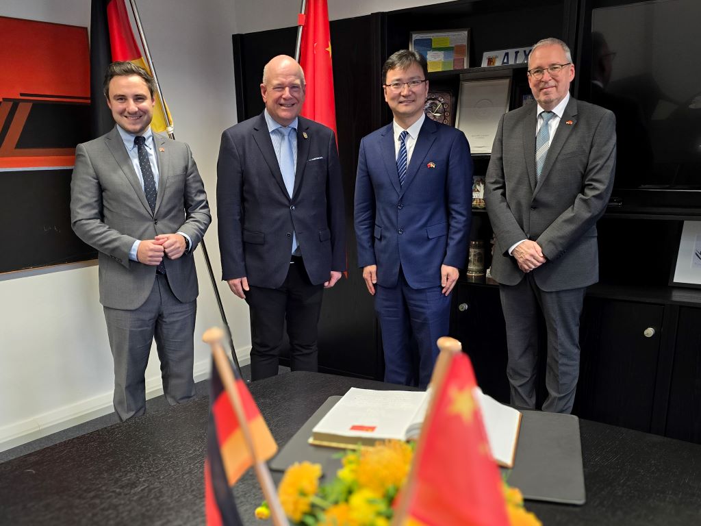Foto: Zum Abschluss seines Besuches im Dürener Rathaus trug sich Generalkonsul YU Yong in das Goldene Buch der Stadt Düren ein.  (v.l.n.r.) Sebastian Eich (Referent des Bürgermeisters), Bürgermeister Frank Peter Ullrich, Generalkonsul YU Yong und Helmut Göddertz (Partnerschaftsbeauftragter).