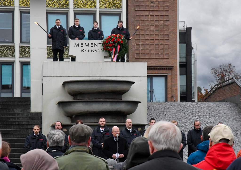 Bürgermeister Frank Peter Ullrich warnte bei der Gedenkveranstaltung zum 16. November vor den Folgen von Hetze und Gewalt.