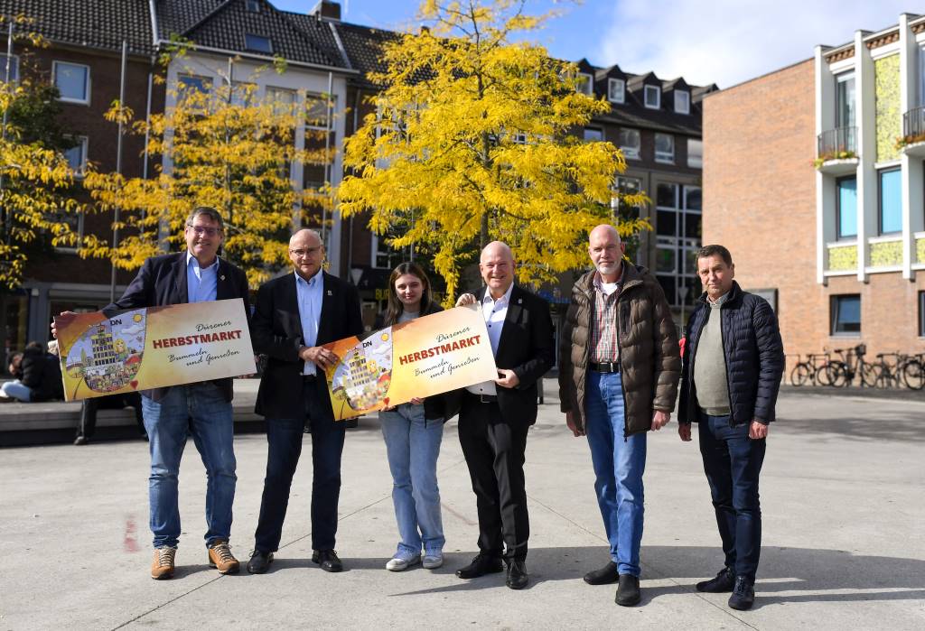 Foto: Freuen sich auf den kommenden Herbstmarkt: (v.l.n.r.) Achim Greiff, Frank Blumenthal  und Sofia Kobecke (Stadt Düren, Abteilung Marktwesen), Bürgermeister Frank Peter Ullrich, Hans Bert Cremer (Verband Reisender Schausteller) und Ulf Minartz (IG Düren City e.V.). Foto: Freuen sich auf den kommenden Herbstmarkt: (v.l.n.r.) Achim Greiff, Frank Blumenthal  und Sofia Kobecke (Stadt Düren, Abteilung Marktwesen), Bürgermeister Frank Peter Ullrich, Hans Bert Cremer (Verband Reisender Schausteller) und Ulf Minartz (IG Düren City e.V.).