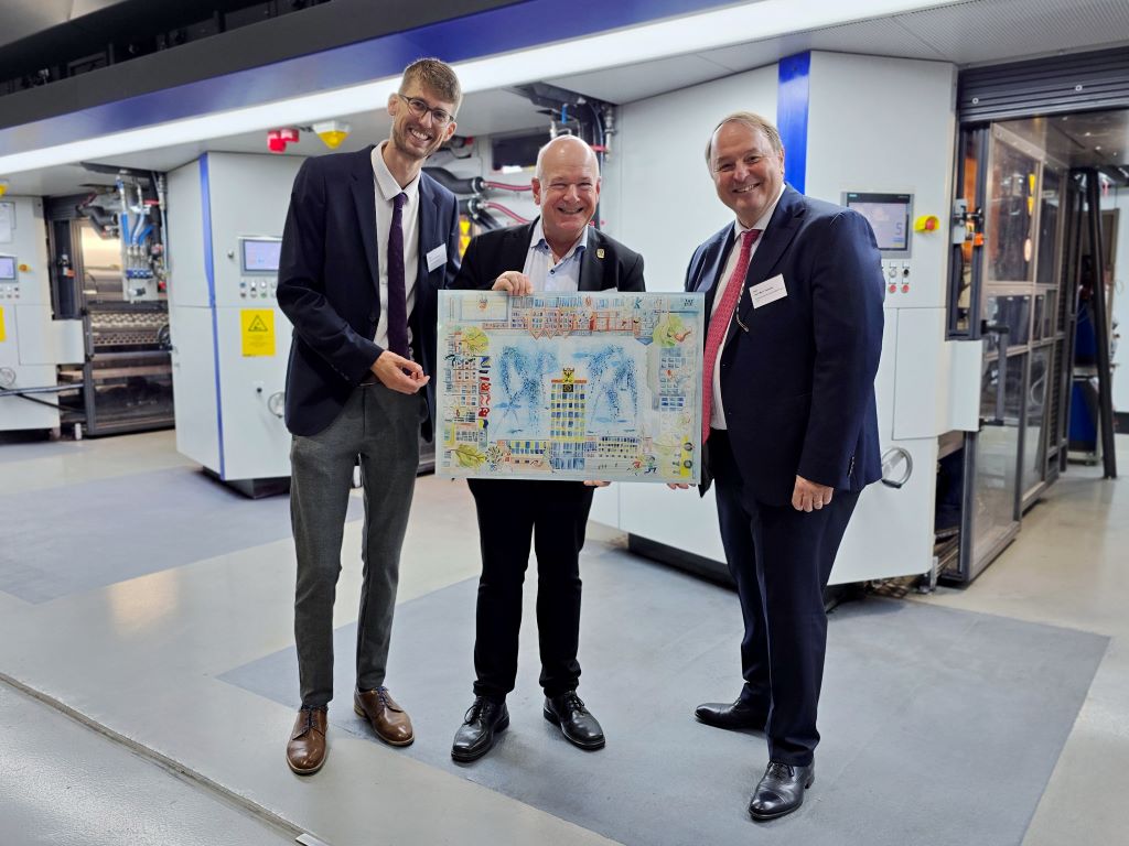 Foto: (v.l.n.r.): Sven Lüninghöner (Geschäftsführung Féron), Bürgermeister Frank Peter Ullrich, Jean-Marc Vesselle (Geschäftsführung Féron)