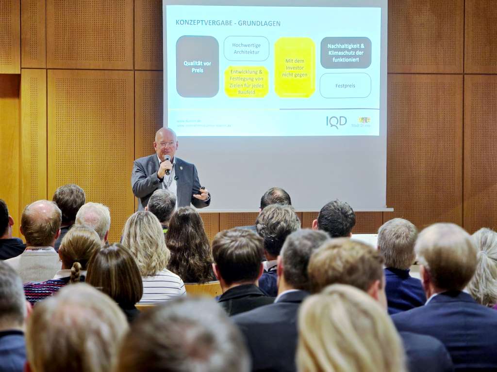 Foto: Im IHK-Forum auf der EXPO REAL 2025 erläuterte Bürgermeister Frank Peter Ullrich das Vergabeverfahren für die Grundstücke im Innovationsquartier Düren. 