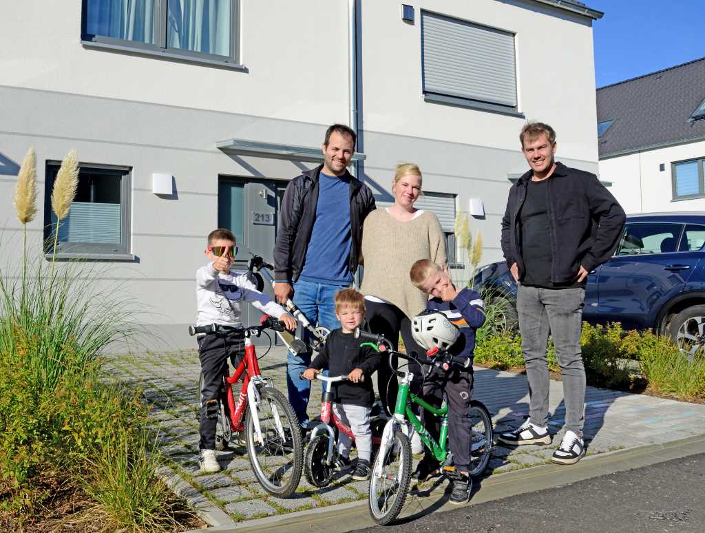 Die Familie Weber – Vater Dennis,  Mutter Vanessa und die Jungs Milo,  Levi und Phil – fühlen sich nach kür zester Zeit an der Brückenstraße zu  Hause. Niclas Kuck (r.) ist der verant wortliche Projektleiter des Bauvereins.                Foto: C. Lammertz / Ziel.media 