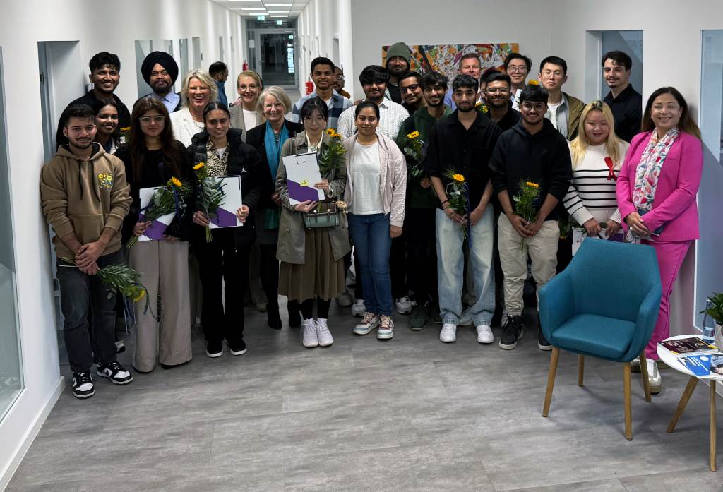 Bu.: Die ersten Absolventinnen und Absolventen des Bachelor-Studienganges Cyber Sicherheit nahmen in der FHM in Düren ihre Zeugnisse entgegen. Foto: Kreis Düren