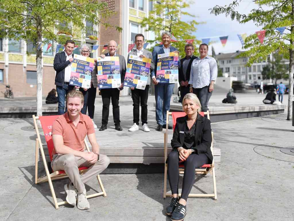 Die Vorfreude auf das 47. Dürener Stadtfest der IG City ist groß. Zusammen mit Bürgermeister Frank Peter Ullrich (hintere Reihe 3.v.l.) präsentierten die Organisatoren und Vertreter der Sponsoren jetzt das umfang- und abwechslungsreiche Programm.