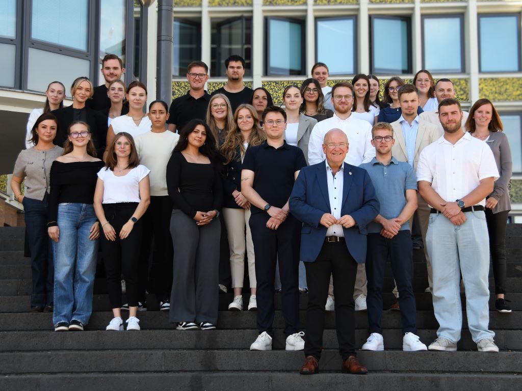 Bürgermeister Frank Peter Ullrich (vorne 3.v.r.) und Tanja Reuter von der Ausbildungsleitung (2. Reihe, rechts) begrüßten die neuen Auszubildenden und Studentinnen und Studenten der Stadtverwaltung Düren.