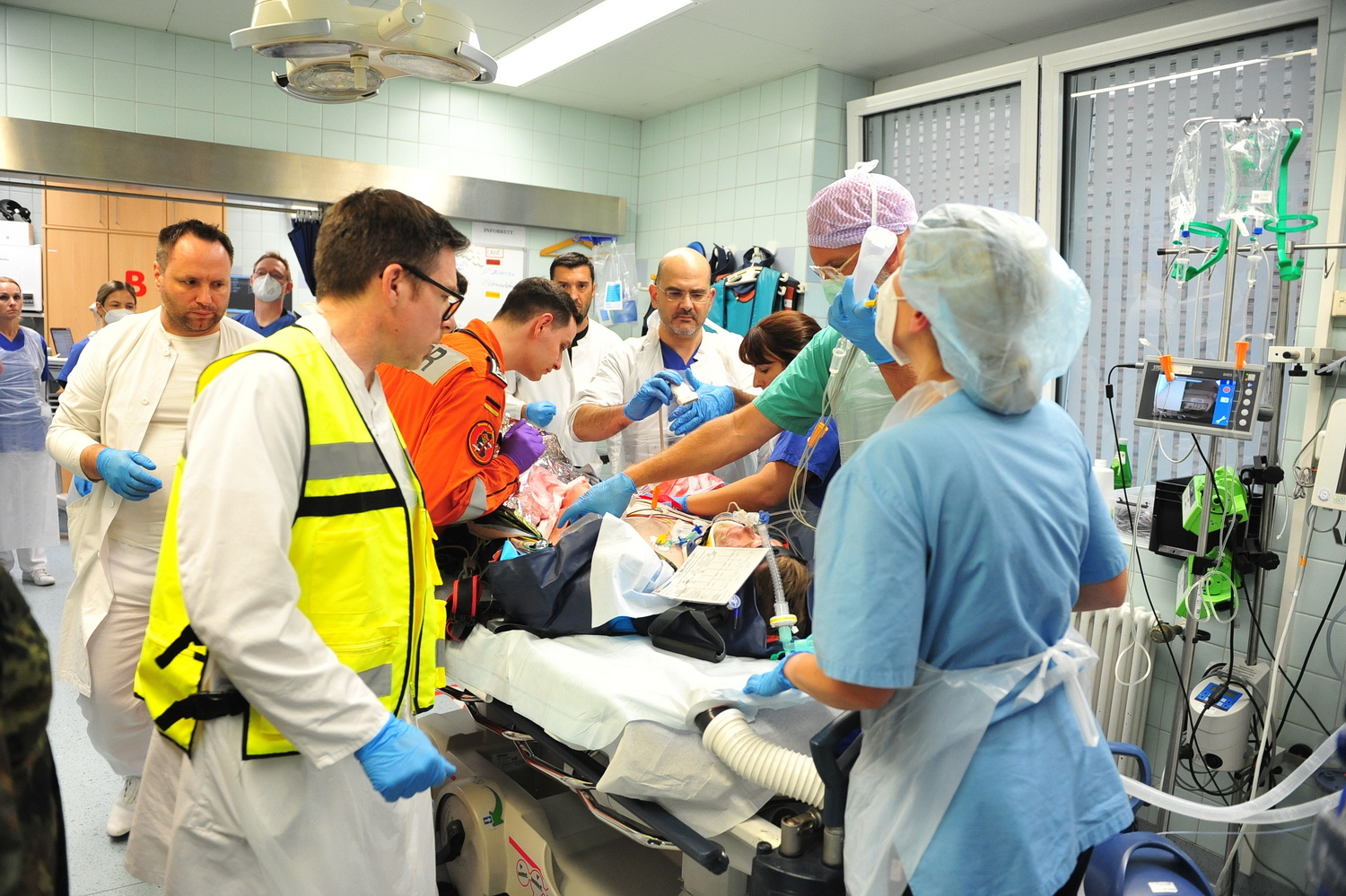 Fotos (© K. Erdem): Patientenrettung - vom Landeplatz bis in den Schockraum im St. Augustinus-Krankenhaus Düren
