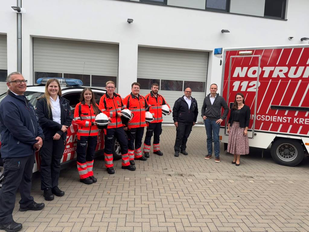 Begrüßung der angehenden Notfallsanitäter bei der RDKD: Andrea Holz (RDKD-Verwaltungsleitung), Dr. Norbert Hambach (RDKD-Vorstand), Robert Engels (Leiter Einsatzdienst), Felix Linden, Bastian Mörkens, Vanessa Engels, Nick Weyers (alle Azubis), Natalie Krott und Michael Wimberger (beide Praxisanleiter/v.r.). Foto: Kreis Düren
