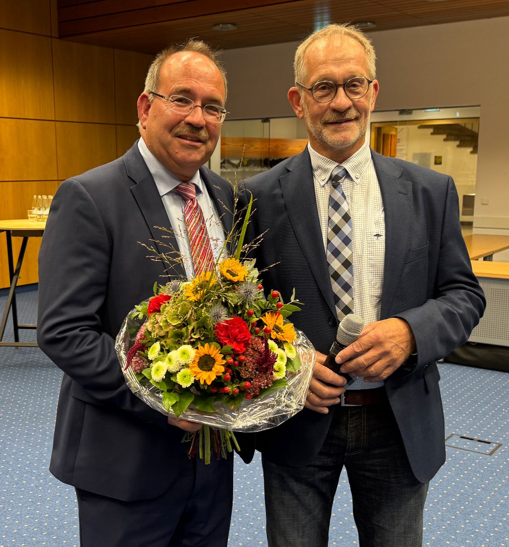 Dr. Ralf Nolten ist zum neuen Landrat des Kreises Düren gewählt worden. Ferdinand Aßhoff, der Beauftraget des Landes NRW, gratulierte im Namen des Kreises Düren mit einem Blumenstrauß. Foto: Kreis Düren