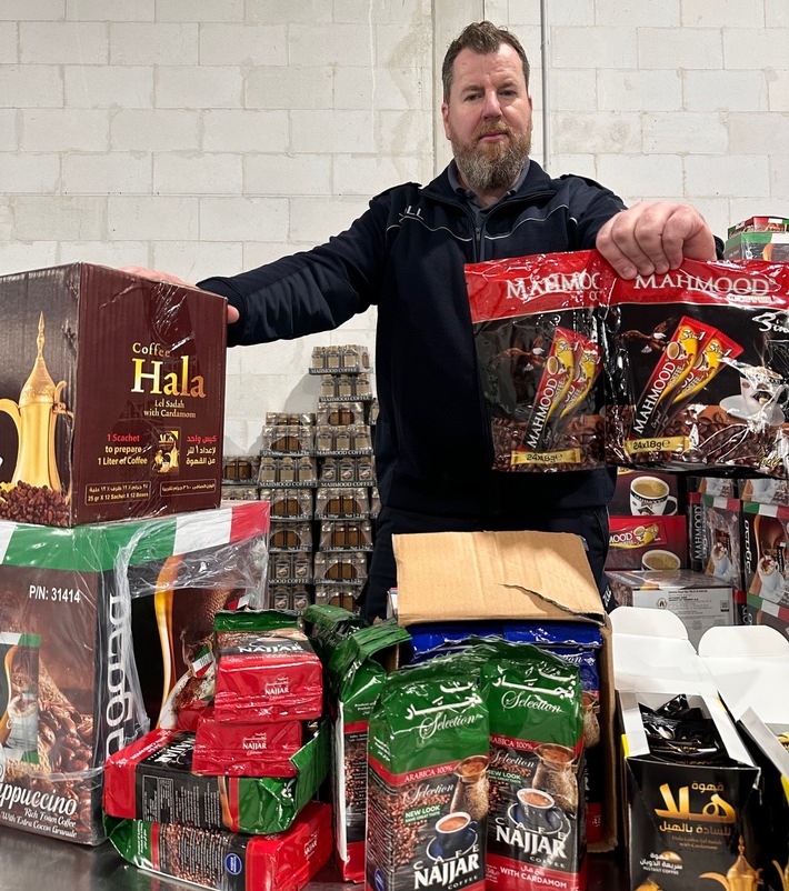 Bild Zoll/ Zollsprecher Jens Ahland zeigt den unversteuerten Kaffee