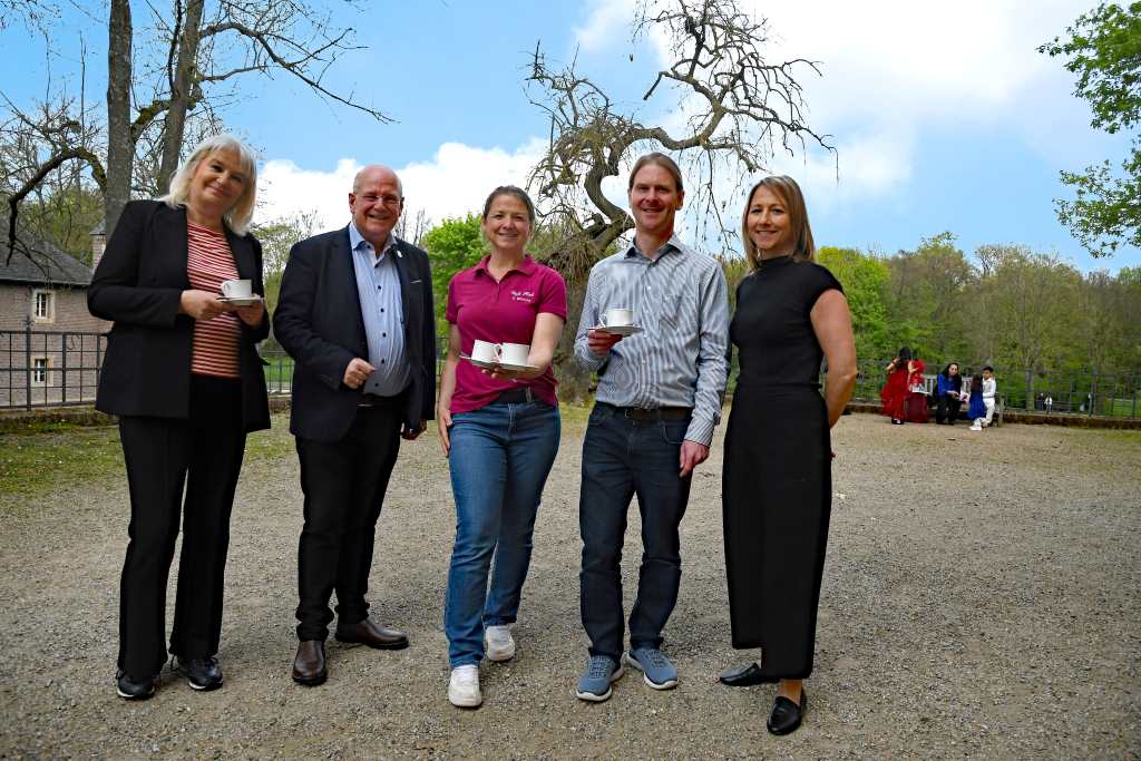 Freuen sich schon auf den Start des „Törtchencafés“: (v.l.n.r.) Gabriele Gellings, Bürgermeister Frank Peter Ullrich, Jasper Hallmanns und Anika Andreu-Carrion (Düren Kultur).