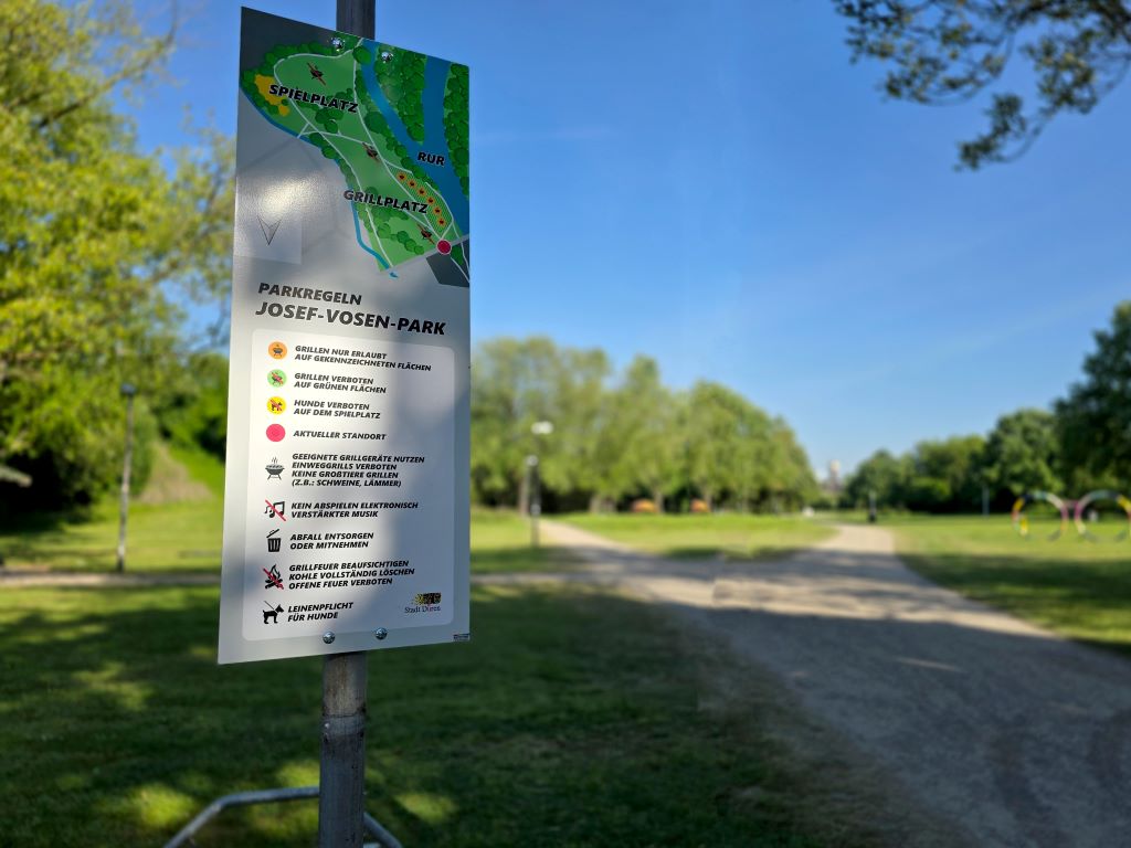 Die Stadt freut sich über die rege Nutzung der öffentlichen Flächen – erinnert aber gleichzeitig an die geltenden Regelungen zu Nutzung der Parks, wie hier im Josef-Vosen-Park, und an das rücksichtsvolle Miteinander.